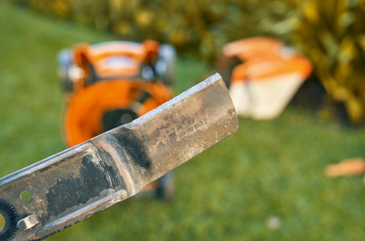 Zbliżenie: nóż akumulatorowej kosiarki do trawy STIHL RMA 339 C