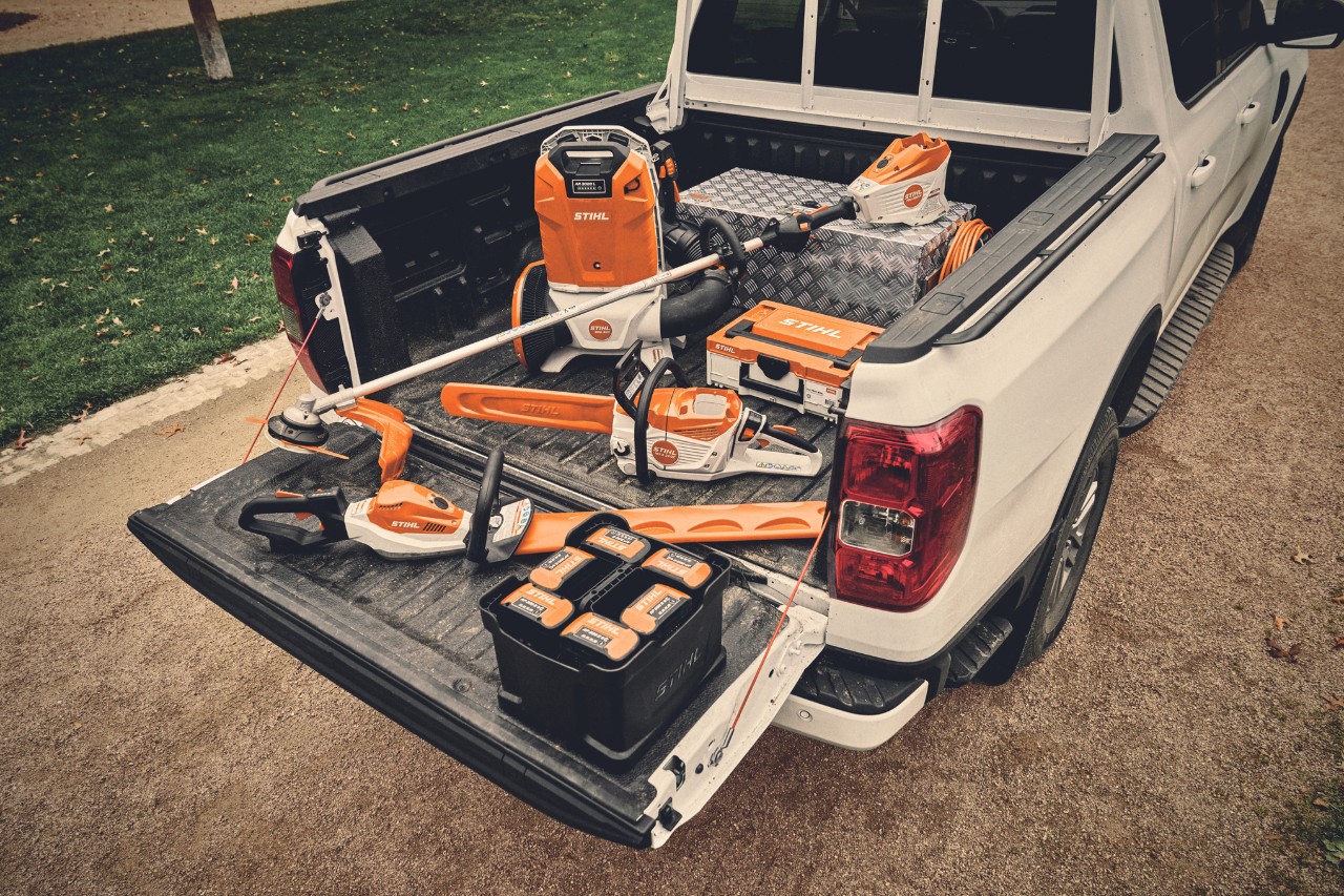 Szeroka gama produktów Systemu AP STIHL na samochodzie.
